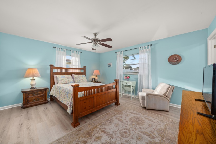 Spacious master bedroom with double closets - photo 11