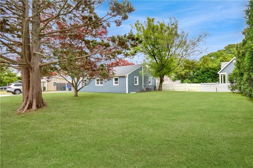 Sleek &amp; Stylish, Single Level Ranch! With a little TLC this 1400 - photo 12