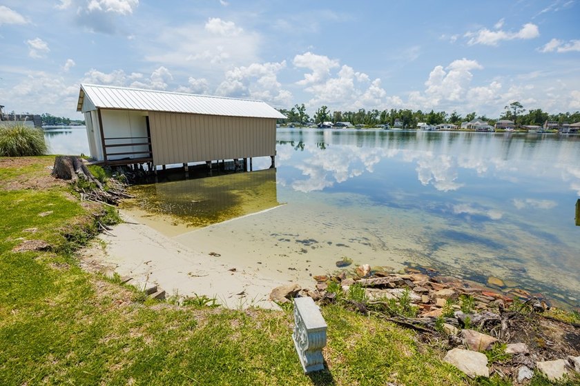 Tucked away on the shores of beautiful Long Pond, this adorable - photo 35