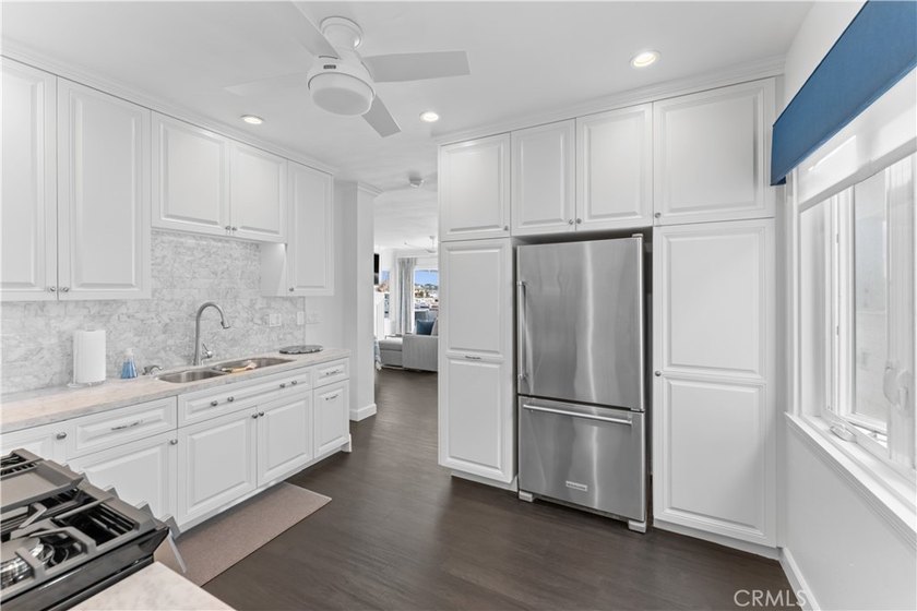 Gorgeous throughout, with a spectacular view - this 2 bedroom 2 - photo 22