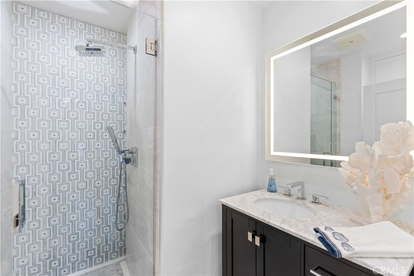 Gorgeous throughout, with a spectacular view - this 2 bedroom 2 - photo 23