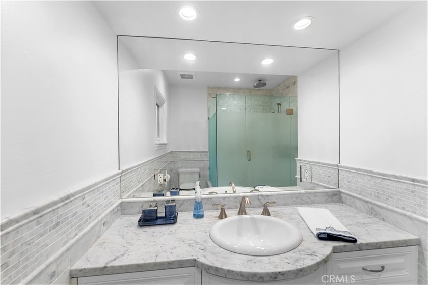 Gorgeous throughout, with a spectacular view - this 2 bedroom 2 - photo 27