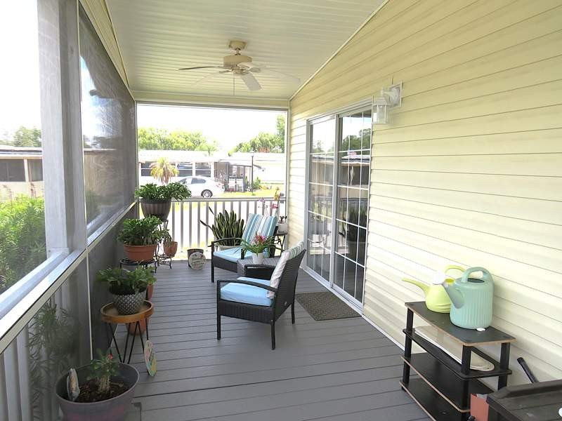 This beautifully maintained 1,248 square foot manufactured home - photo 2