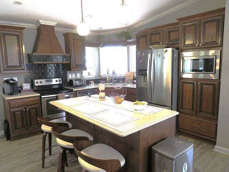 This beautifully maintained 1,248 square foot manufactured home - photo 3