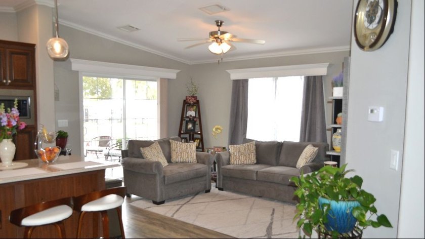 This beautifully maintained 1,248 square foot manufactured home - photo 5