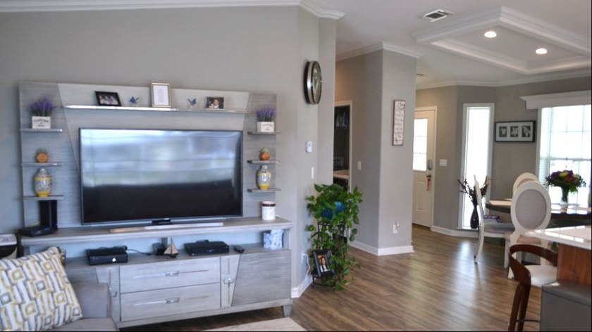 This beautifully maintained 1,248 square foot manufactured home - photo 6
