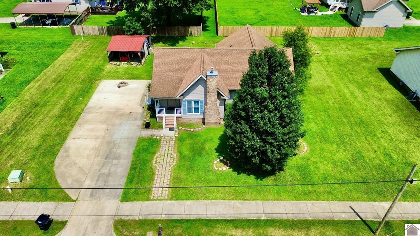SHORT SALE OPPORTUNITY! Move-in ready and packed with value - photo 6