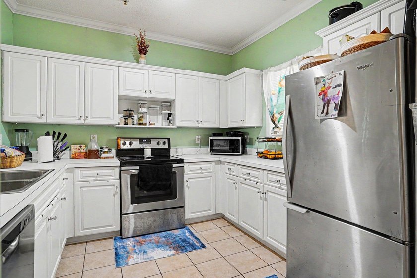 Welcome to this two-bedroom, two-bathroom top-floor condo - photo 11