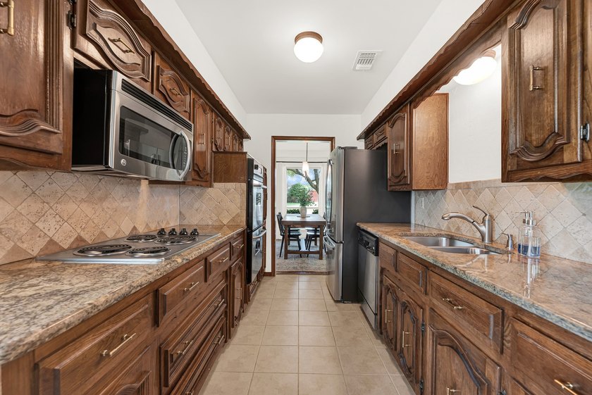 Welcome to 2814 Forest Grove Drive! Step into this impeccably - photo 14