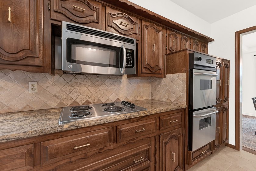 Welcome to 2814 Forest Grove Drive! Step into this impeccably - photo 16