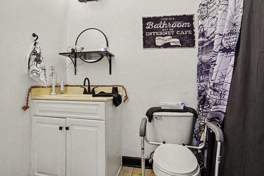 Welcome to this two-bedroom, two-bathroom top-floor condo - photo 18