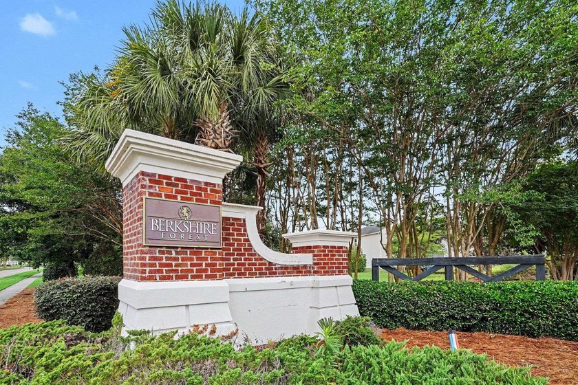 Welcome to this two-bedroom, two-bathroom top-floor condo - photo 25