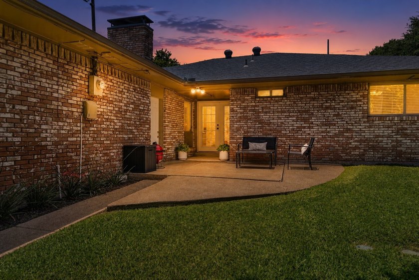 Welcome to 2814 Forest Grove Drive! Step into this impeccably - photo 35