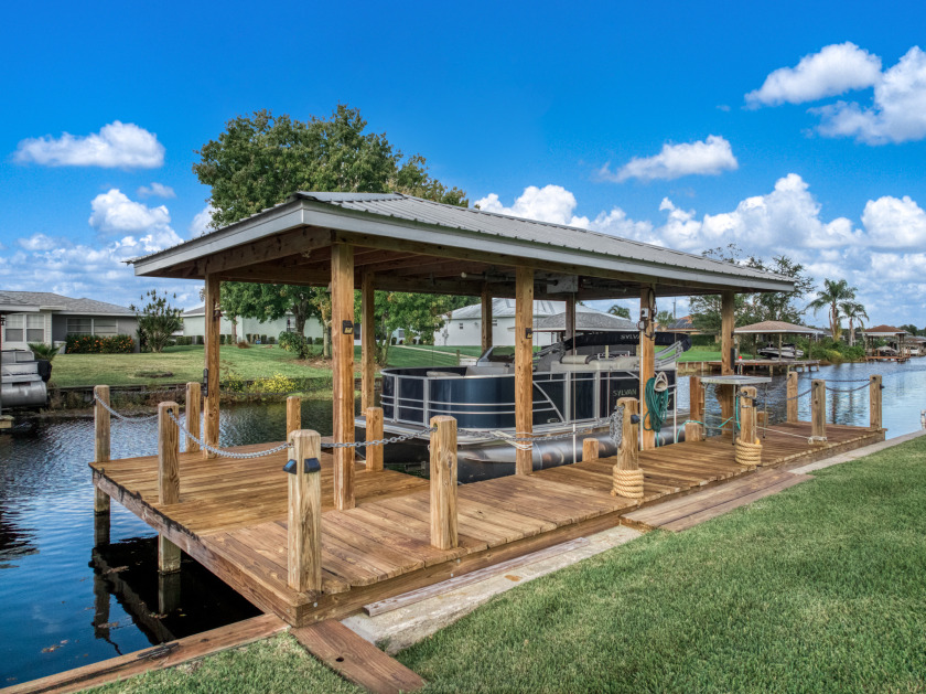 Dock & boathouse with boatlift! - photo 2