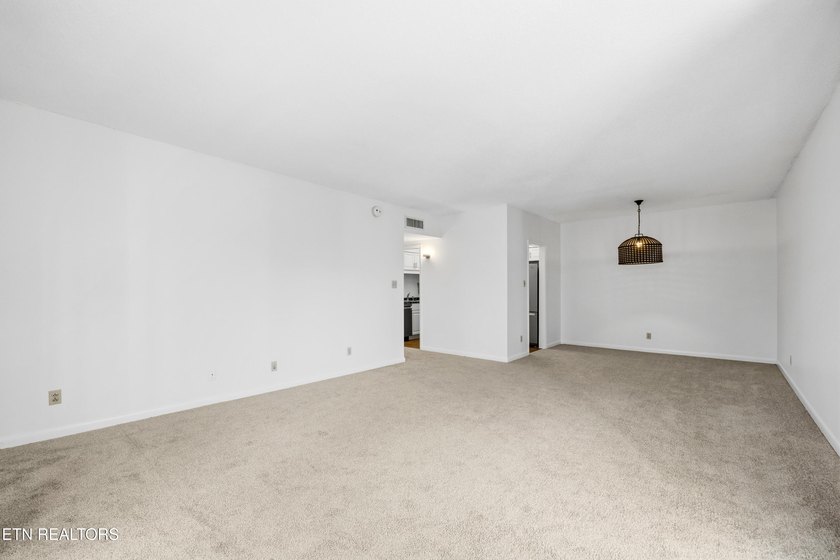 Welcome to the Westcliff Condominiums, one of Knoxville's - photo 4