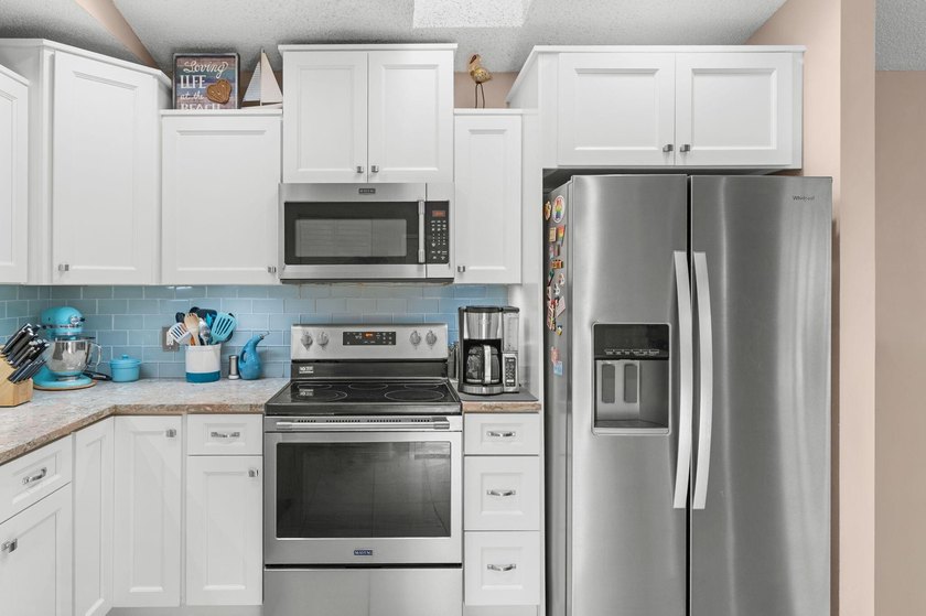 Move-in ready 2BR/2BA villa featuring a rare oversized 1.5-car - photo 4