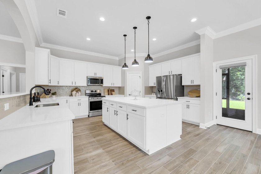 Welcome to the popular Sycamore III floor plan in the - photo 25