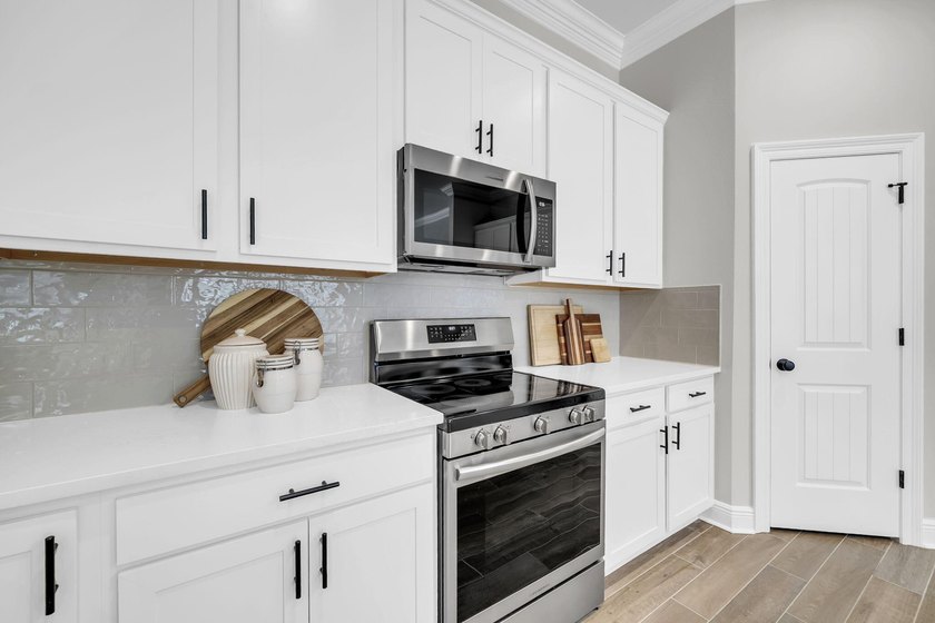 Welcome to the popular Sycamore III floor plan in the - photo 31