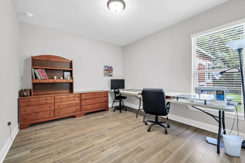Welcome to the popular Sycamore III floor plan in the - photo 41