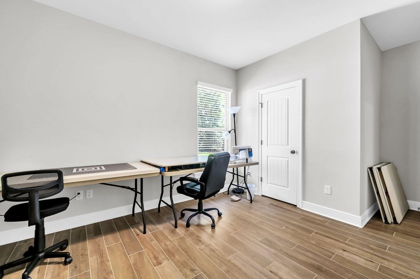 Welcome to the popular Sycamore III floor plan in the - photo 42