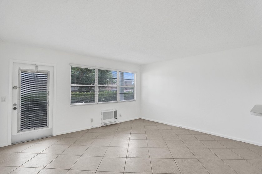 Charming Updated 1-BR/1-BA First-Floor Unit - Just 3.3 Miles to - photo 3
