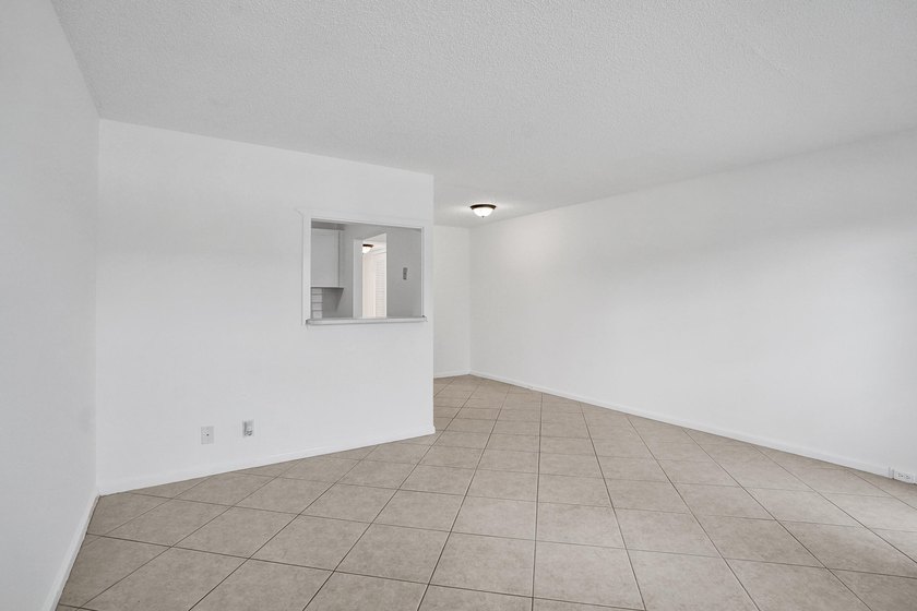 Charming Updated 1-BR/1-BA First-Floor Unit - Just 3.3 Miles to - photo 5