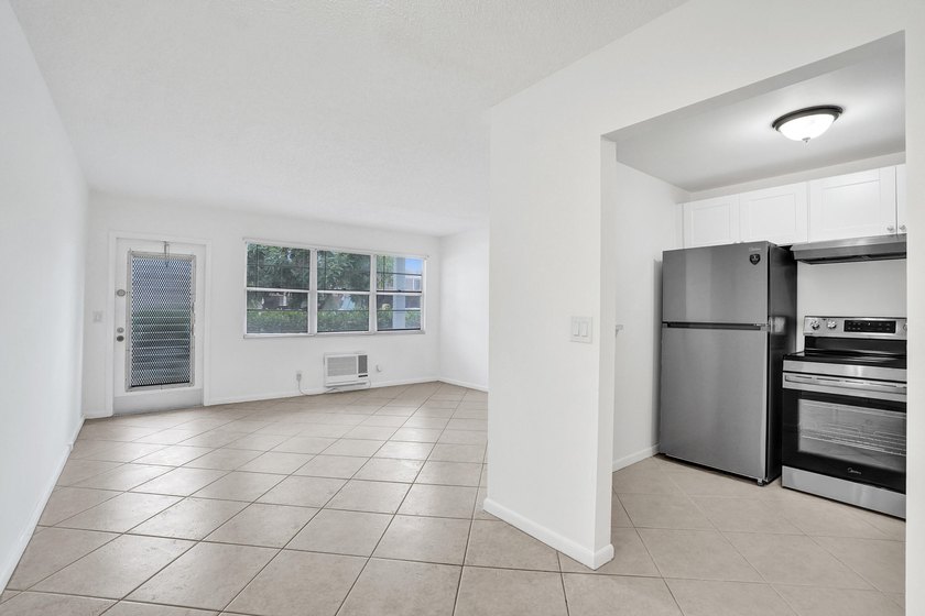 Charming Updated 1-BR/1-BA First-Floor Unit - Just 3.3 Miles to - photo 7