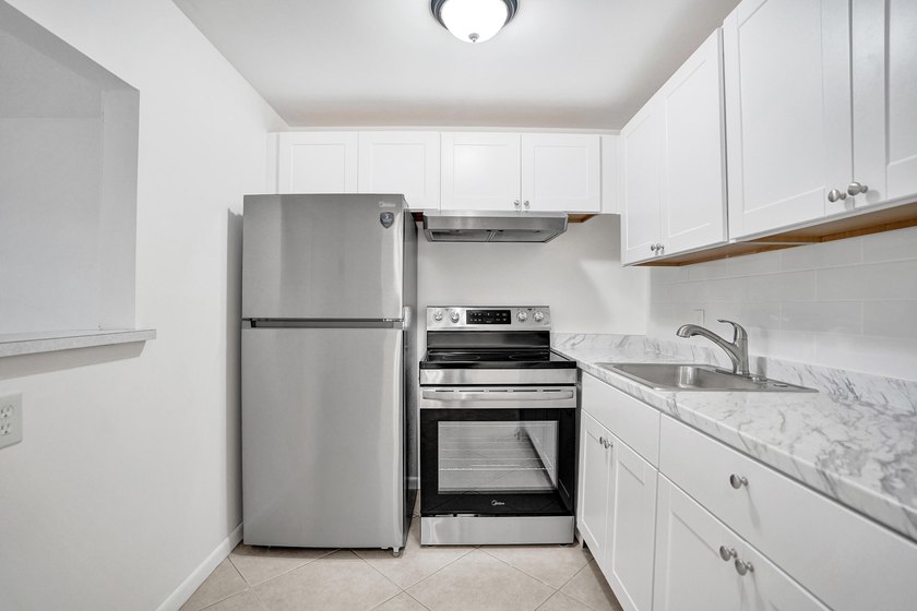 Charming Updated 1-BR/1-BA First-Floor Unit - Just 3.3 Miles to - photo 9