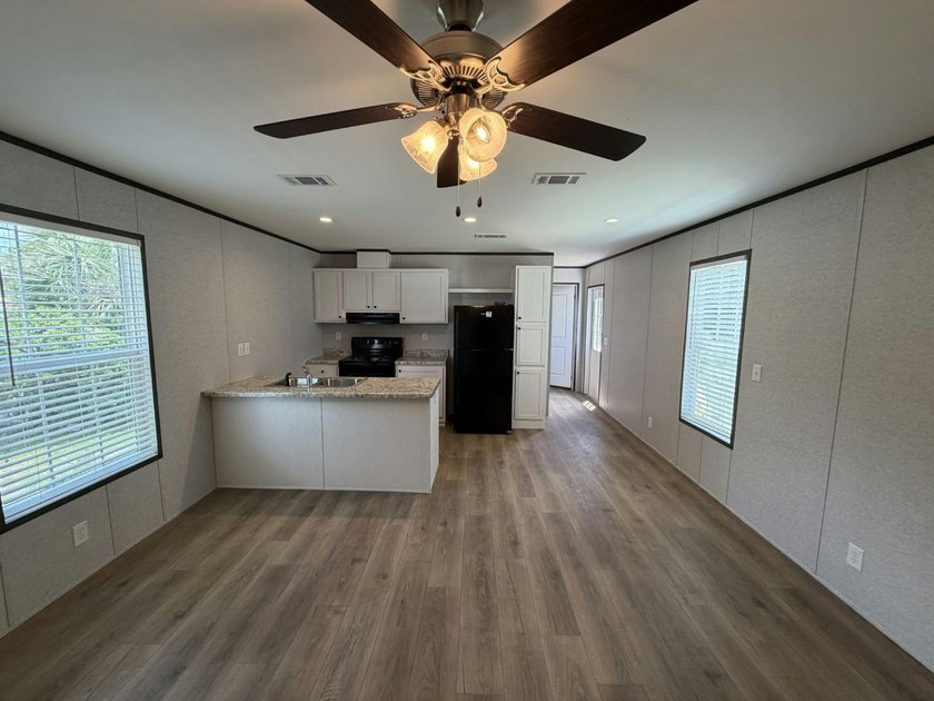 Check out one of the best kept housing secrets in town, Lakeside - photo 2