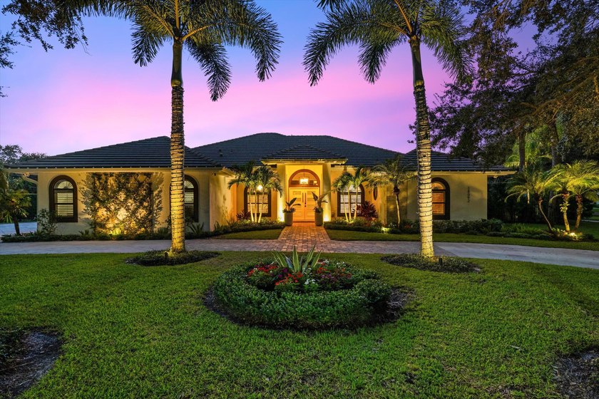 Resort-style living in Heritage Oaks. Located behind the 24-hour - photo 2