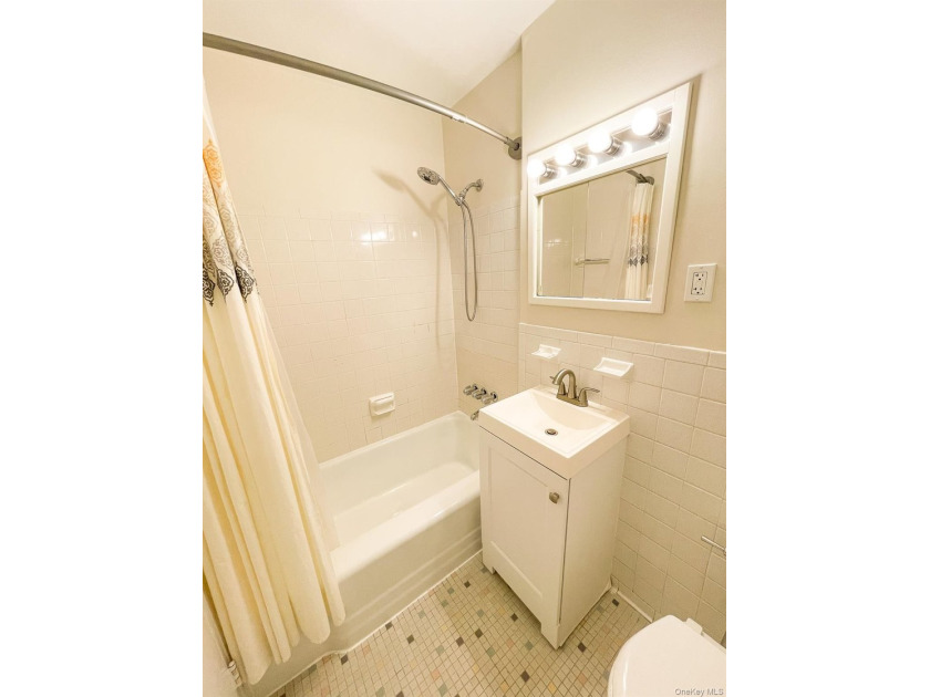 Bright and well-maintained 1-bedroom unit located on the second - photo 11