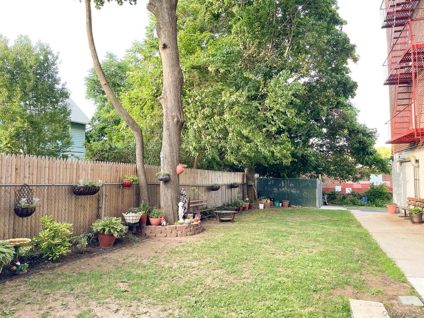 Bright and well-maintained 1-bedroom unit located on the second - photo 17