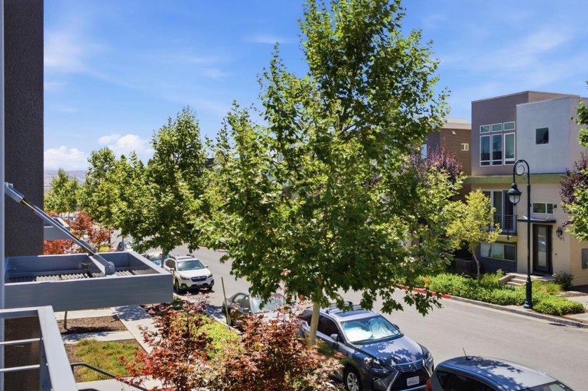 Located on a picturesque tree-lined street of Communication - photo 29