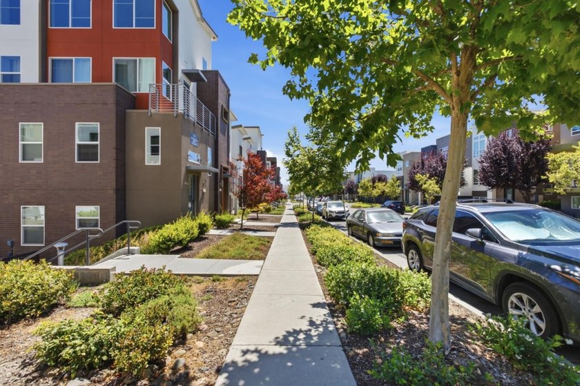 Located on a picturesque tree-lined street of Communication - photo 30