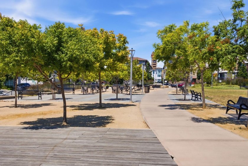Located on a picturesque tree-lined street of Communication - photo 31