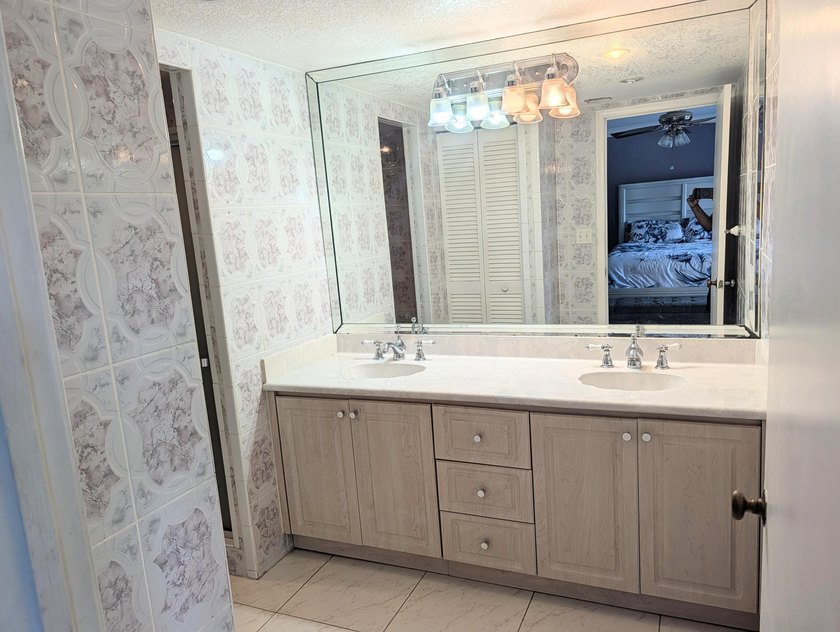 BACK ON THE MARKET! Spacious centrally located townhome in the - photo 17