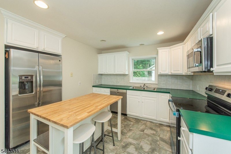 Move in ready opportunity! Refreshed and newly painted 4-bedroom - photo 5