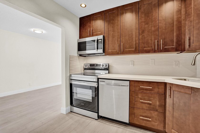 CALLING ALL INVESTORS !!! BRAND NEW renovated two bedrooms /two - photo 5