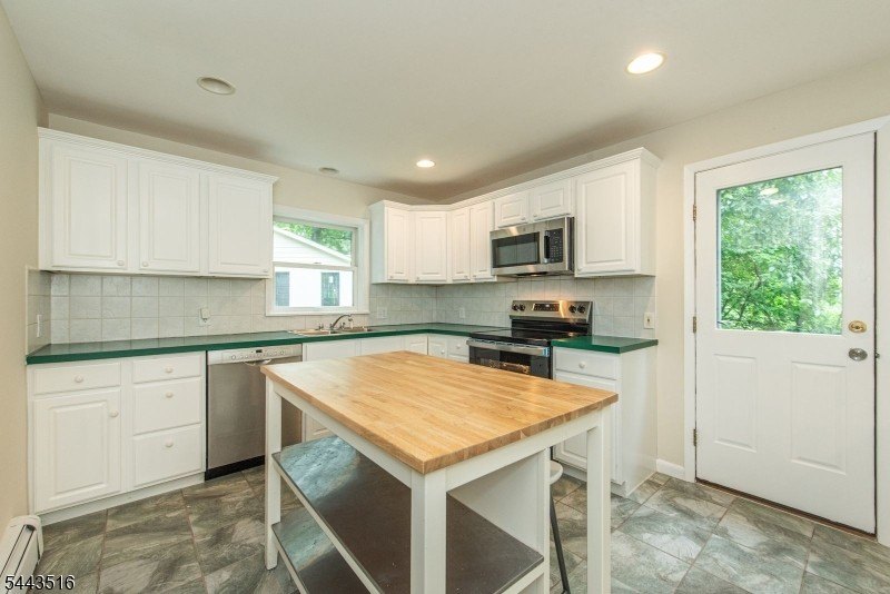Move in ready opportunity! Refreshed and newly painted 4-bedroom - photo 6