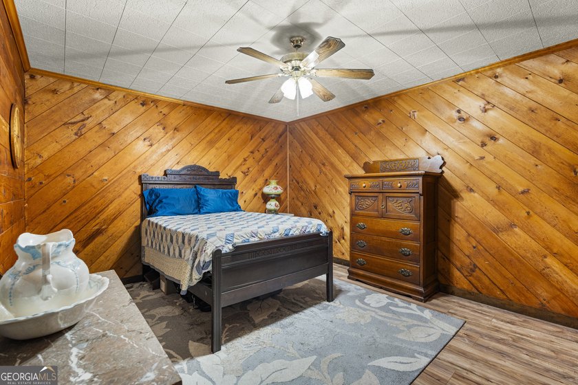 Rustic charm meets modern comfort in this beautiful log home - photo 11