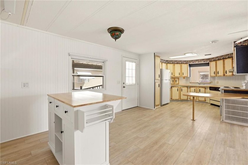 Welcome to your slice of Florida paradise in sought-after - photo 19