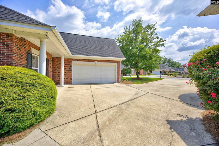 Just in time for summer celebrations! Prime location in the - photo 3
