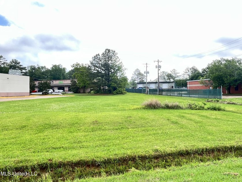 Prime Commercial Opportunity! This ideally located property is - photo 5