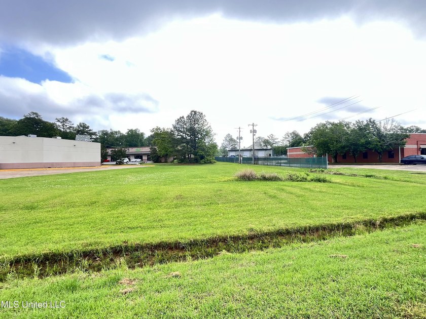 Prime Commercial Opportunity! This ideally located property is - photo 6