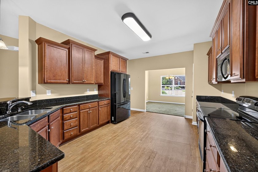 Just in time for summer celebrations! Prime location in the - photo 10