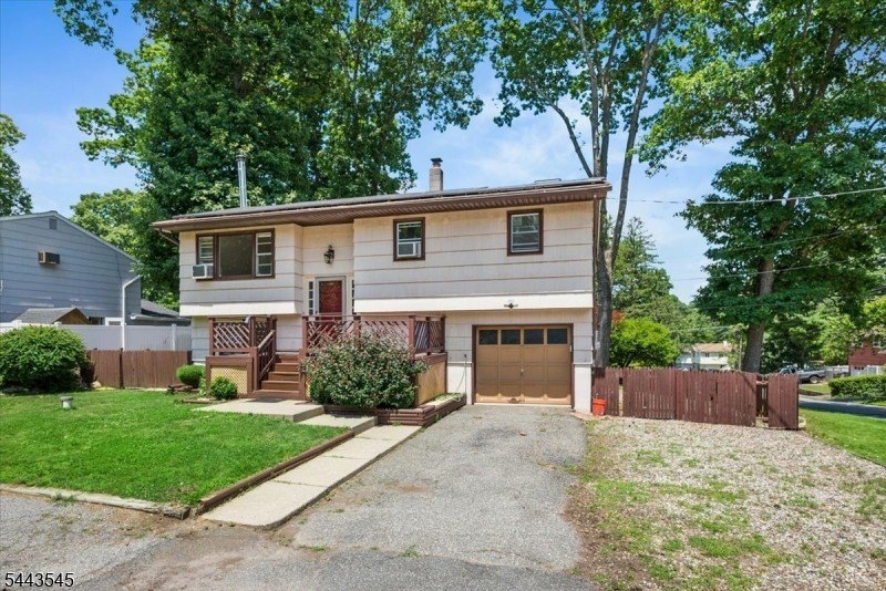 Welcome home to this beautifully maintained 3-bedroom bi-level - photo 3