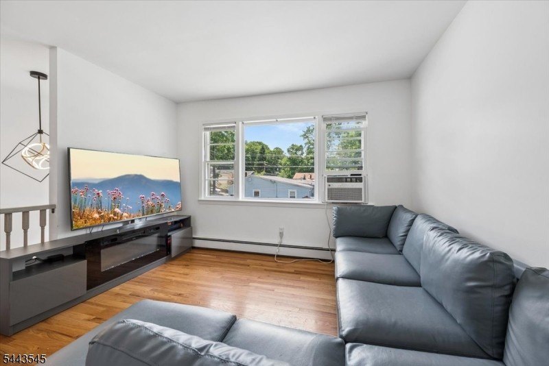 Welcome home to this beautifully maintained 3-bedroom bi-level - photo 8