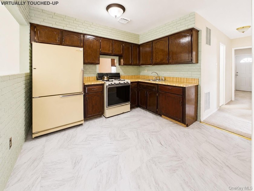 Welcome to 140 Regis Drive, a versatile Staten Island property - photo 11