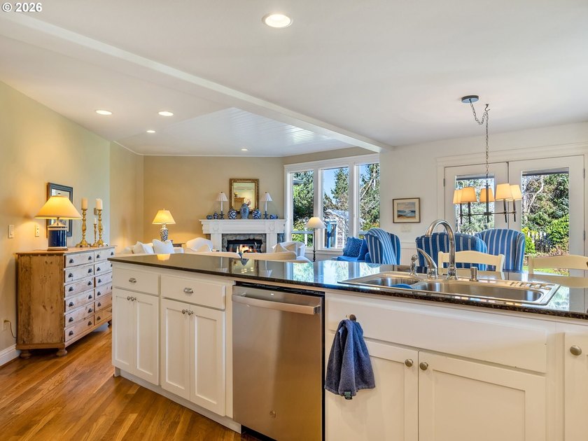 Well built and meticulously maintained, this exquisite Shamrock - photo 13