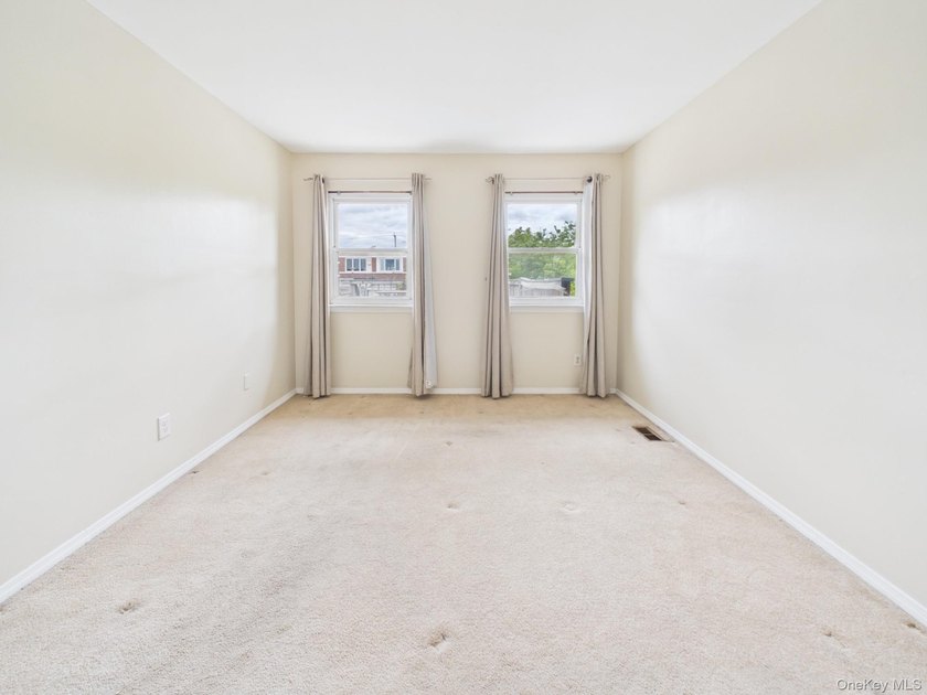 Welcome to 140 Regis Drive, a versatile Staten Island property - photo 19